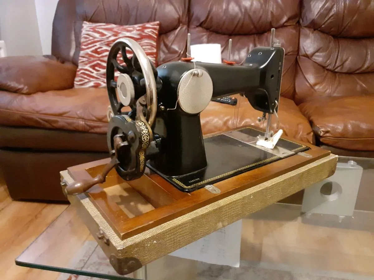 Sewing machine (vintage) for sale. - Image 4
