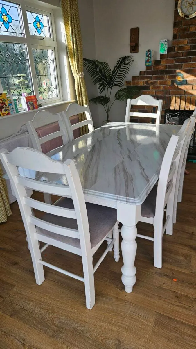 Kitchen table and chairs - Image 1