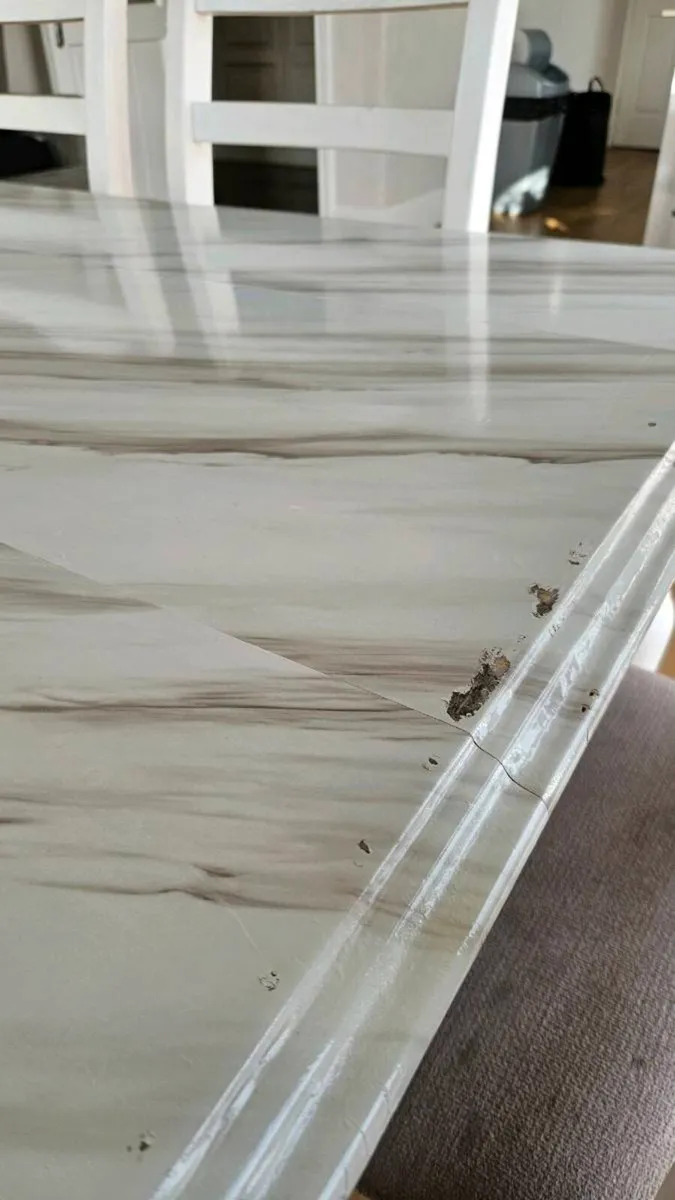 Kitchen table and chairs - Image 2