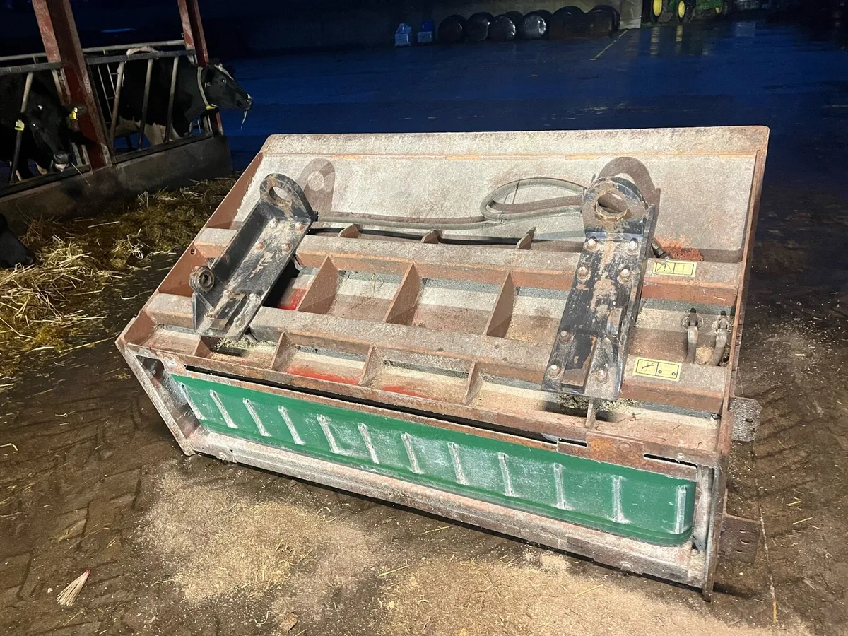 Sawdust /Feed Spreader - Image 4