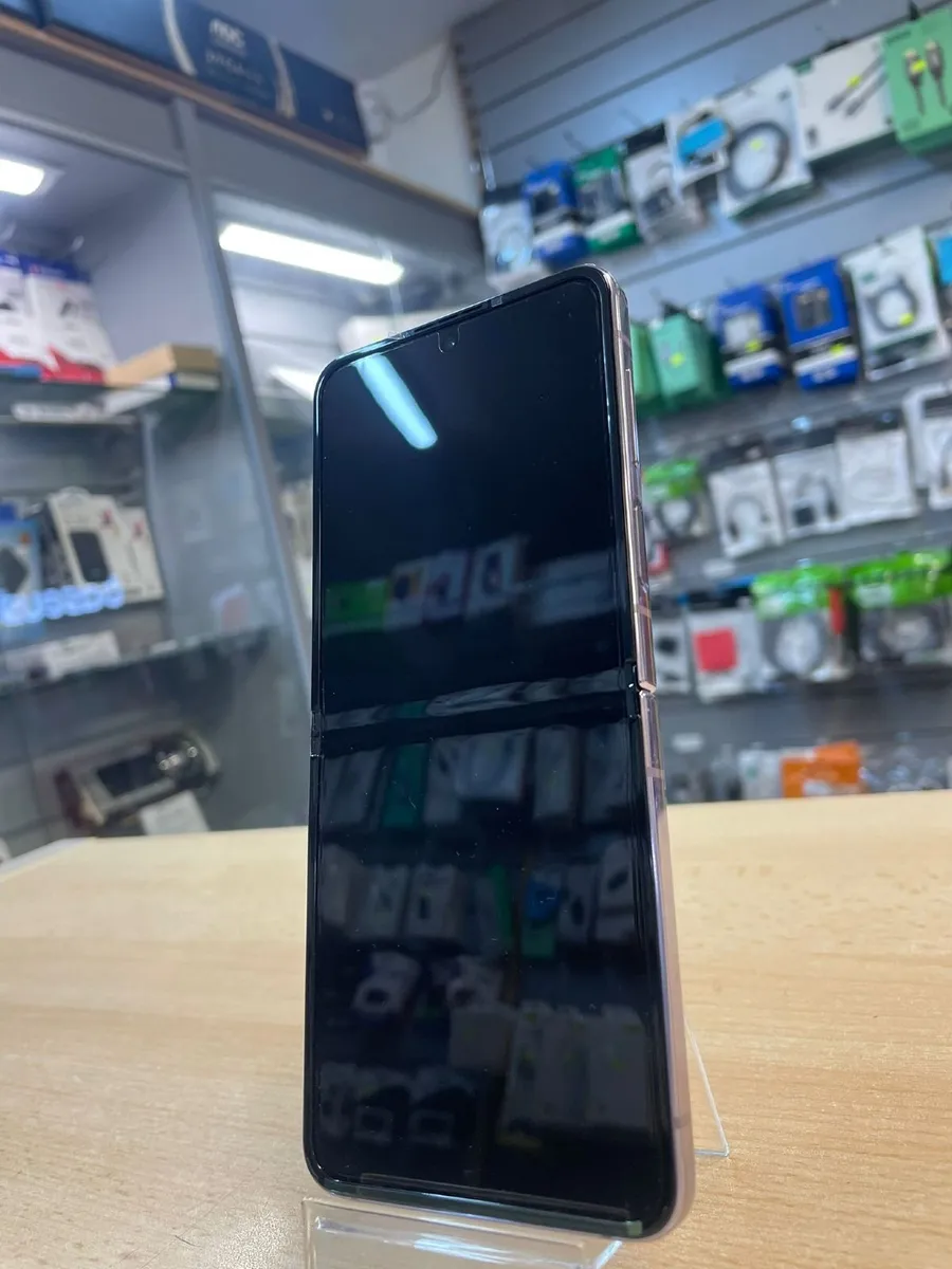 Samsung Galaxy Z Flip 4 128GB - Image 1