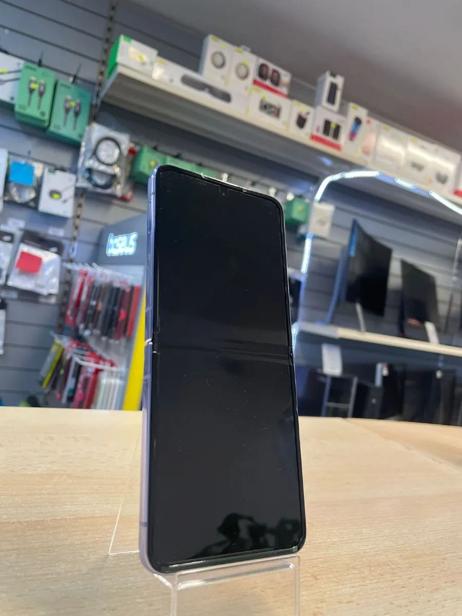 Samsung Galaxy Z Flip 4 128GB - Image 2