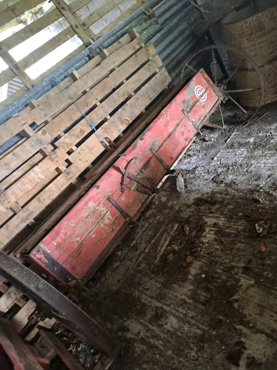 Vintage fertilizer shaker - Image 2