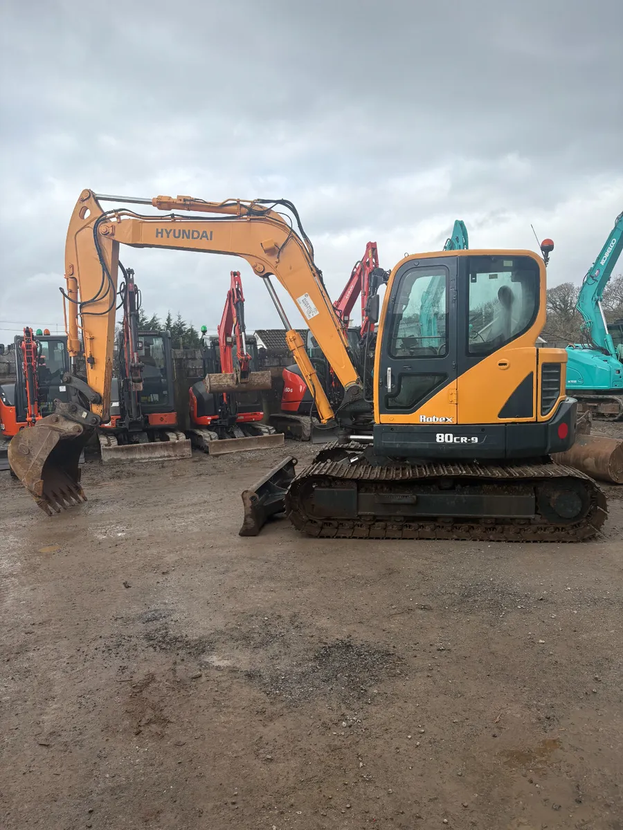 2015 Hyundai 80-9 - Image 1