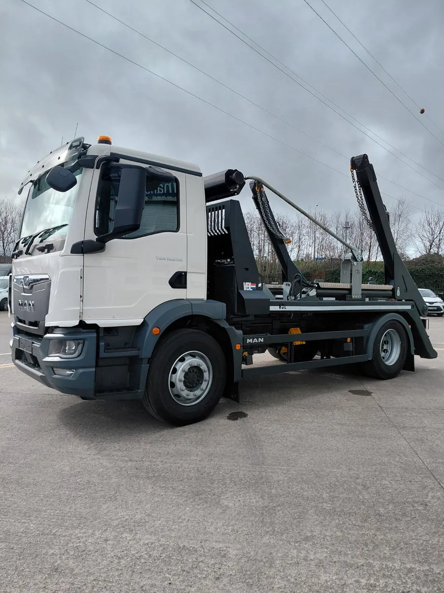 MAN 18 Ton, VDL Skip Loader with Sheeting system - Image 2