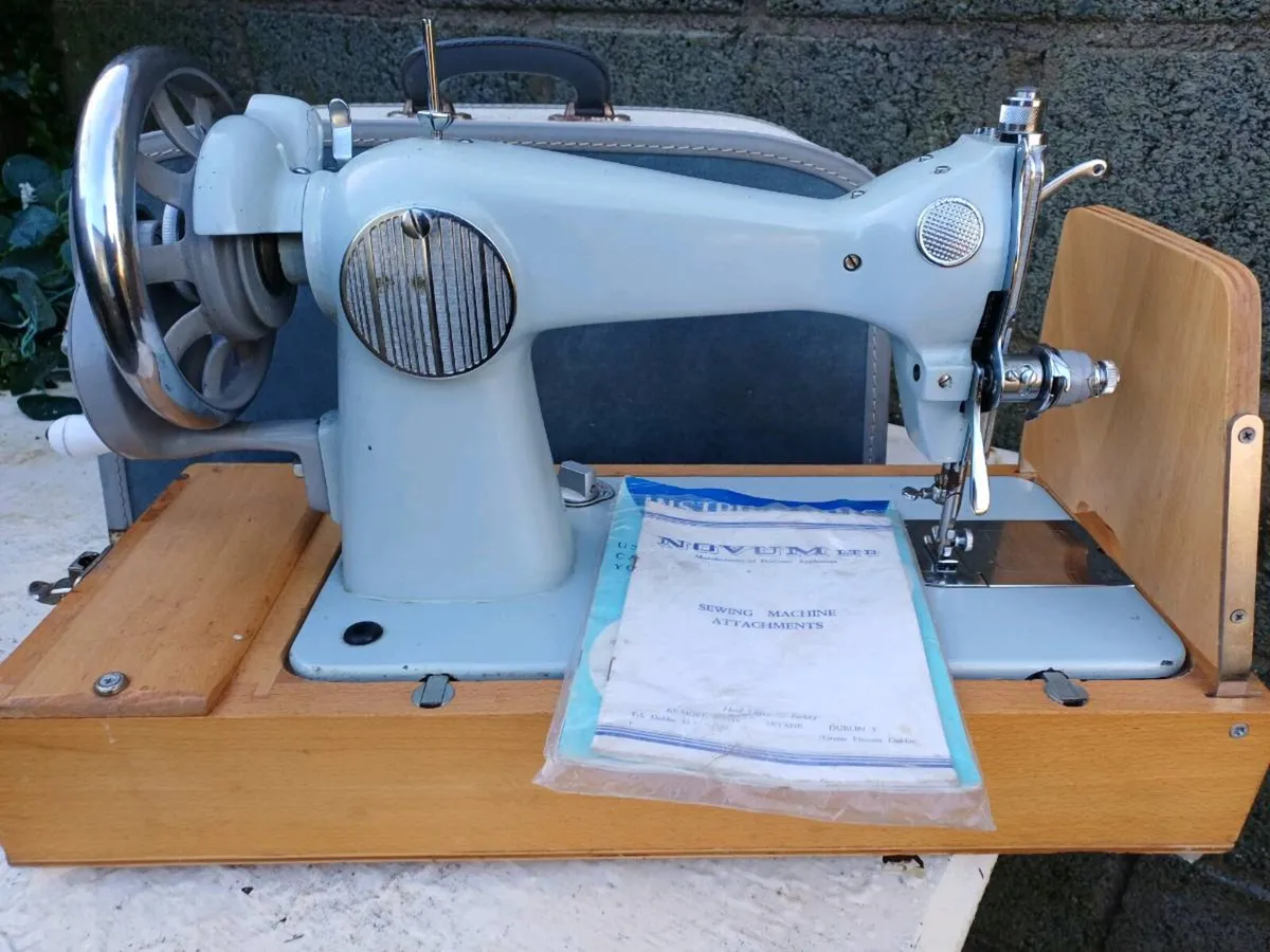 1960s Novum Manual Sewing Machine - Image 2