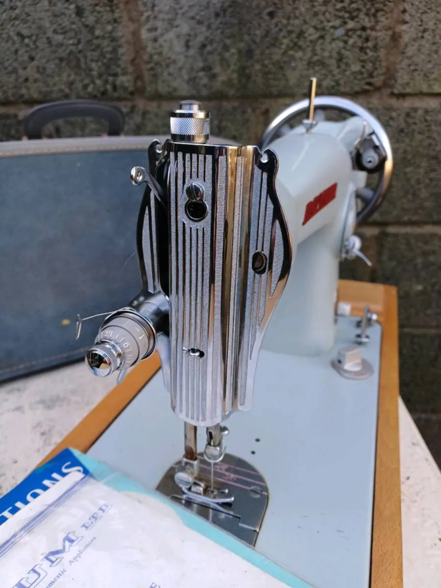 1960s Novum Manual Sewing Machine - Image 4