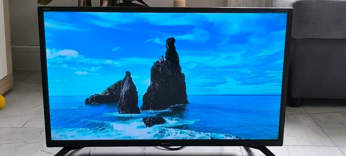 32" TV SHARP, SMART - Image 2