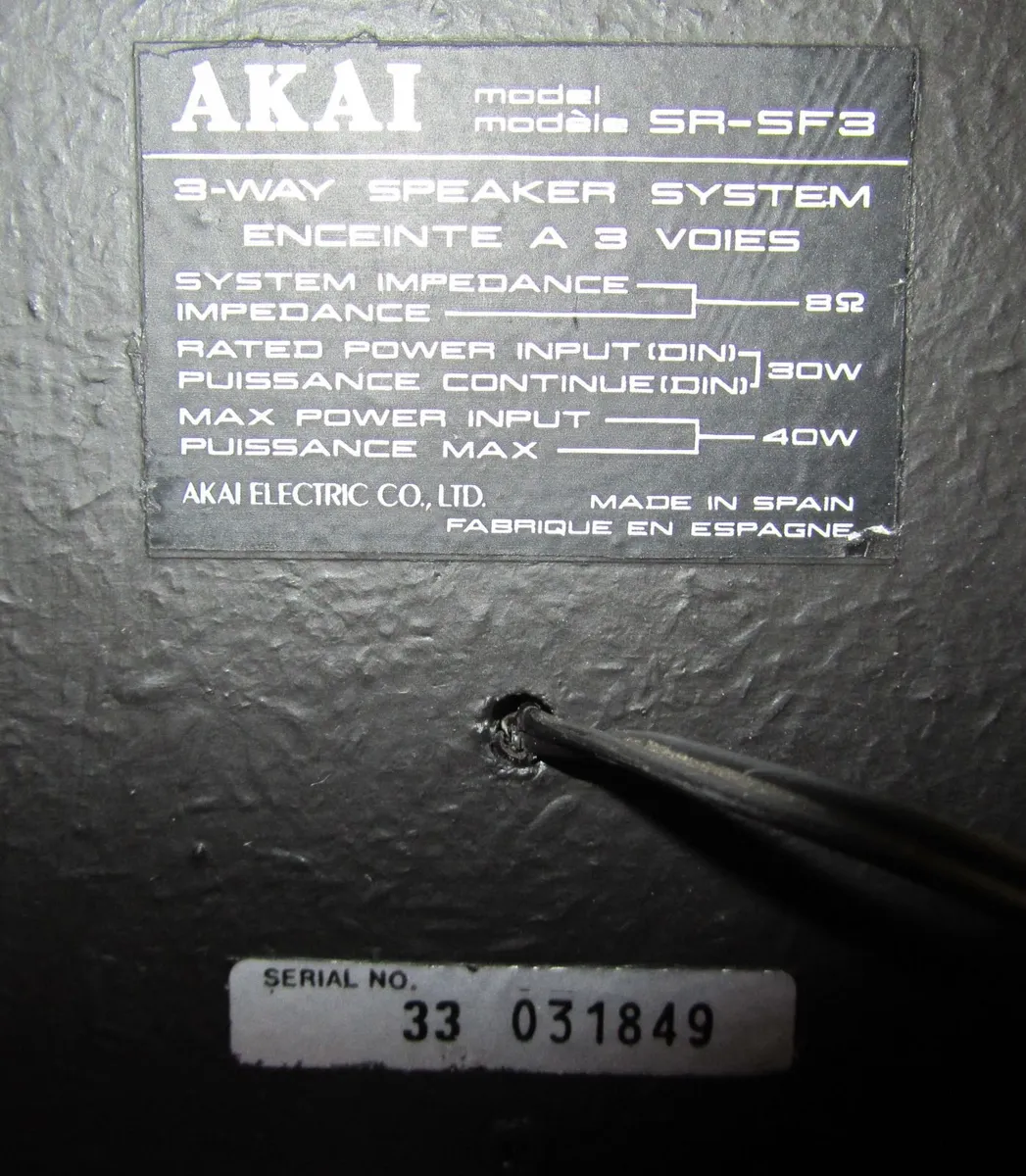 Two Akai 8 ohm 40 watt 3-way stereo speakers - Image 1