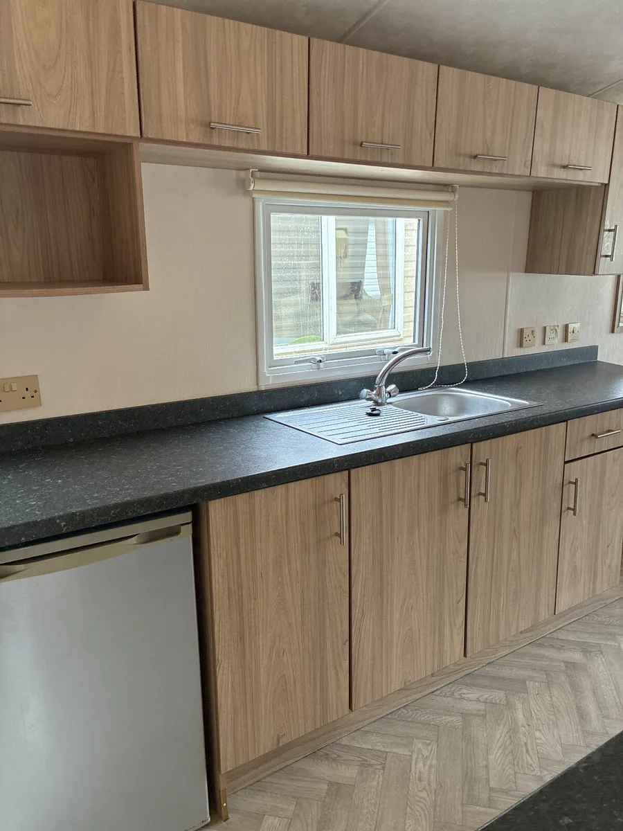 I’V GOT A HUGE SHOWER ROOM AS WELL - Image 4