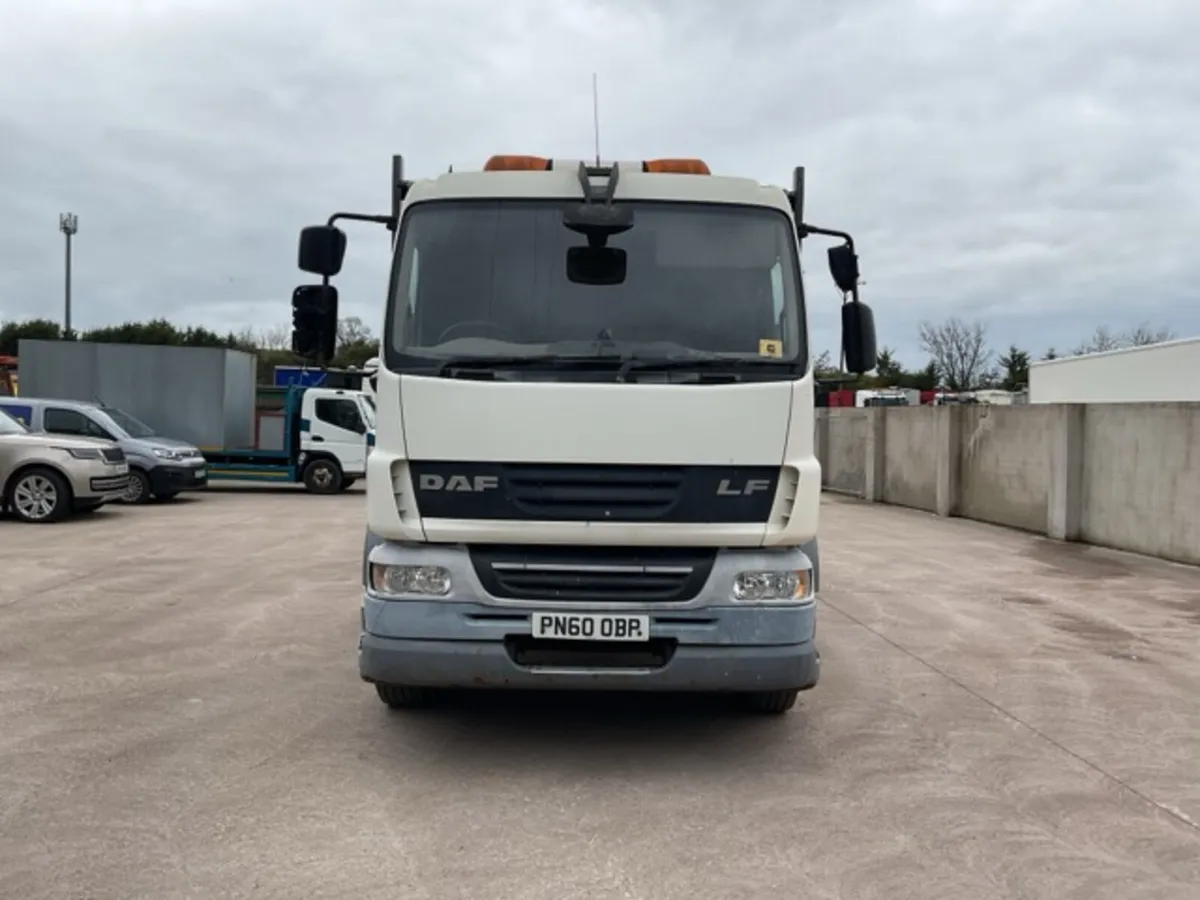 2010 DAF LF55.220 4x2 Beavertail - Image 2