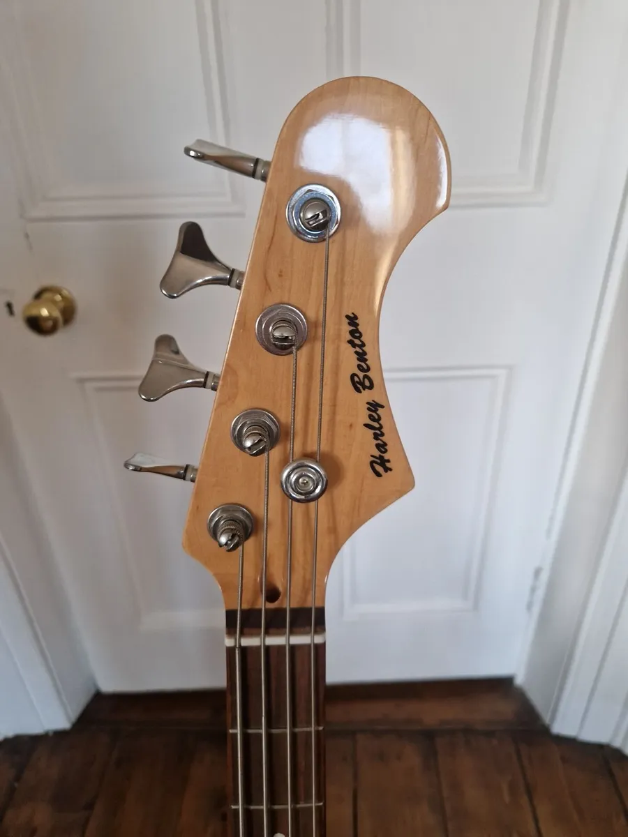 Bass guitar and amp - Image 3