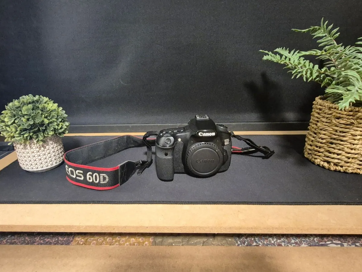 Canon EOS 60D (FREE SHIPPING) - Image 1