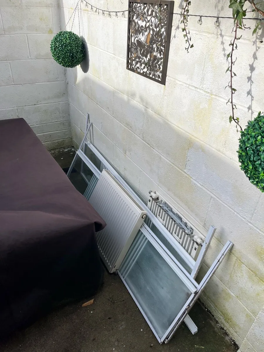 Shower glass, wall radiator and bathtub - Image 1