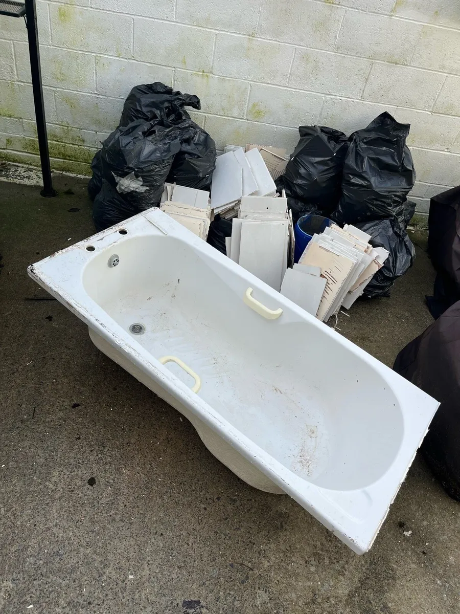 Shower glass, wall radiator and bathtub - Image 2