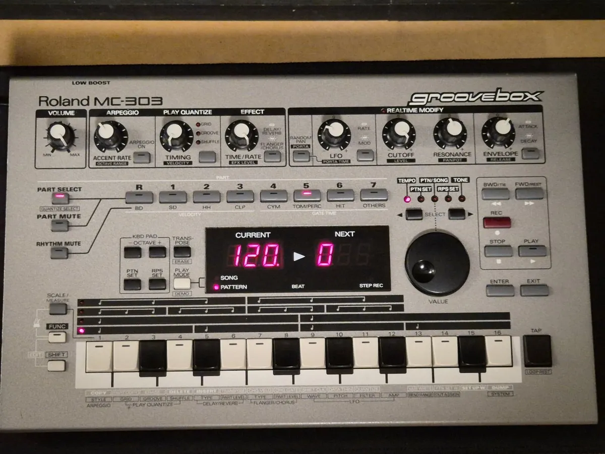 Roland MC-303 Groovebox (FREE SHIPPING) - Image 4