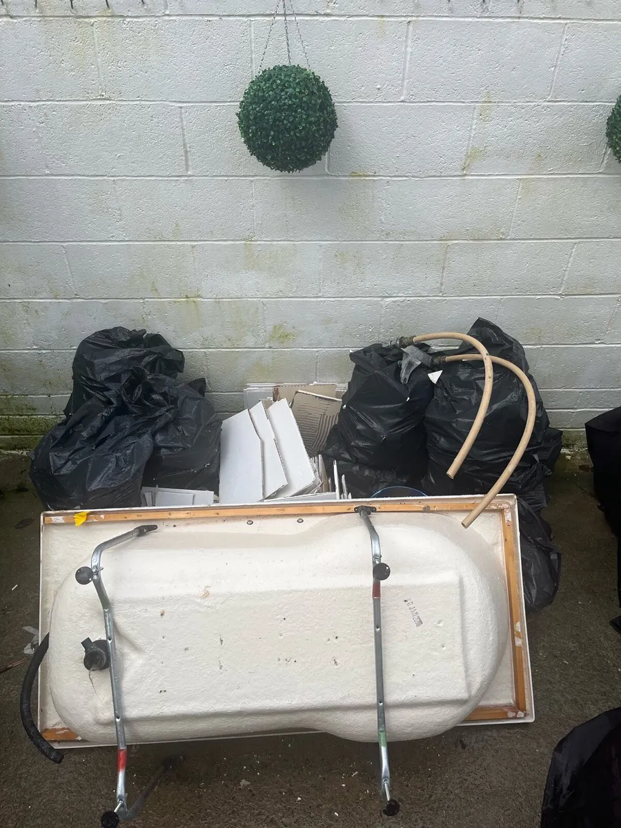 Shower glass, wall radiator and bathtub - Image 4