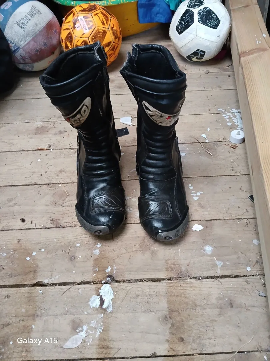2 pairs of motorcycle boots size 9 - Image 1