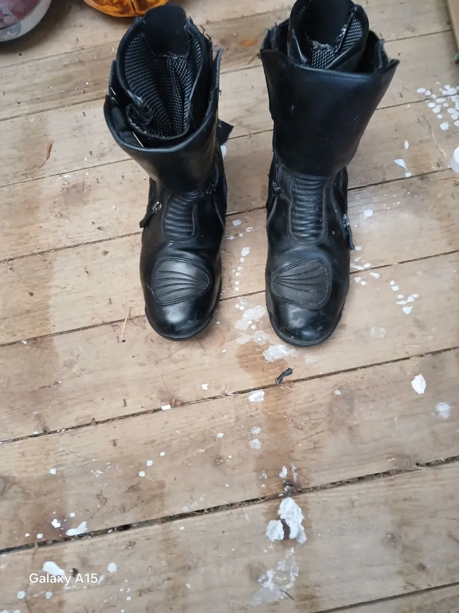 2 pairs of motorcycle boots size 9 - Image 2