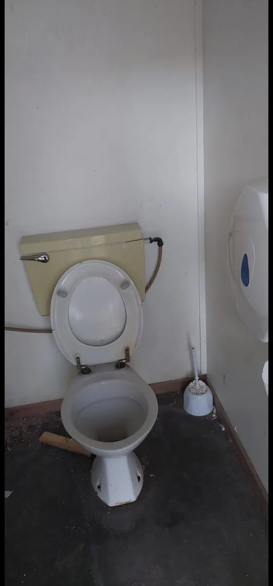 12 ×10 toilet block - Image 3