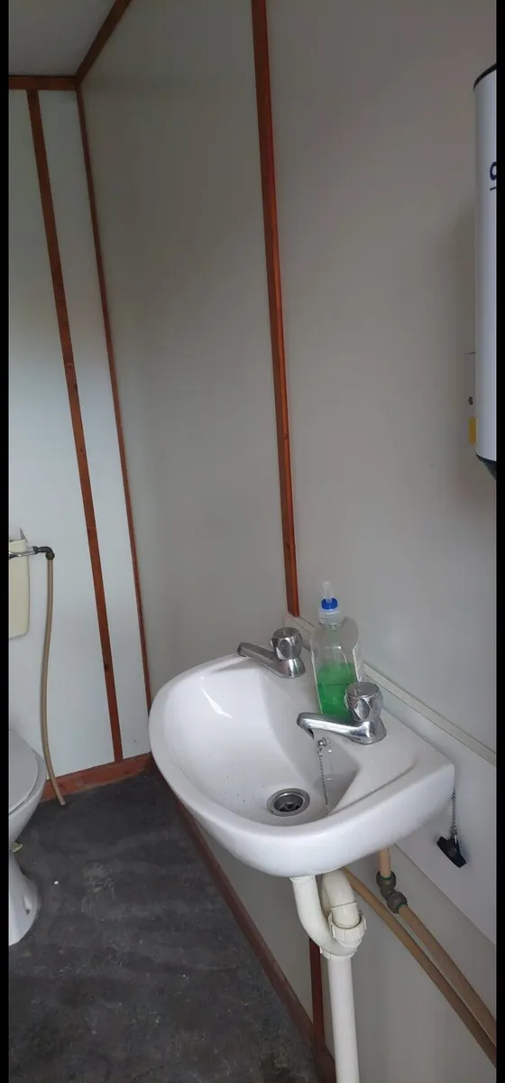 12 ×10 toilet block - Image 4