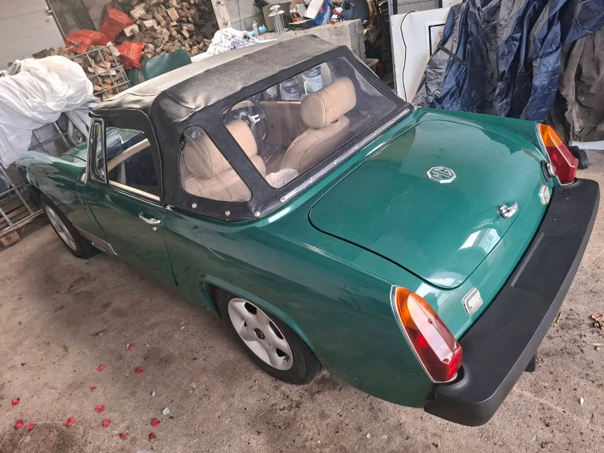 MG Midget Vintage Car - Image 1