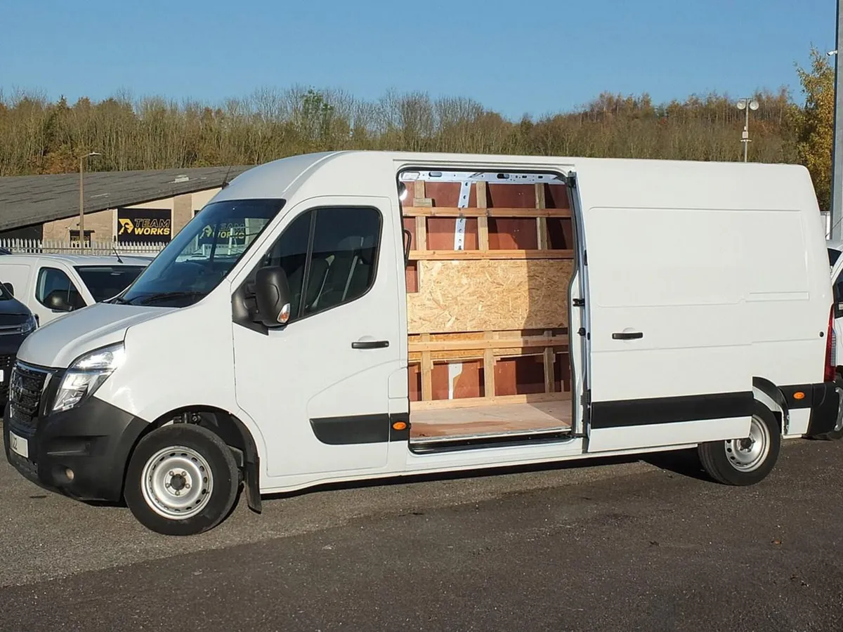 2022 Nissan Interstar Medium Roof Panel Van - Image 1