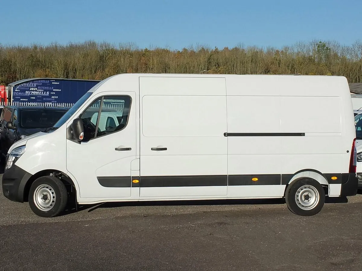 2022 Nissan Interstar Medium Roof Panel Van - Image 2