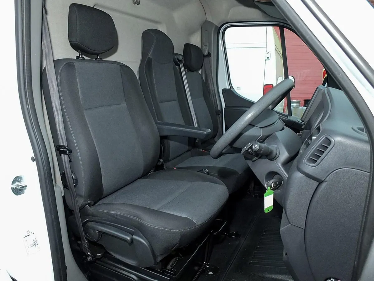 2022 Nissan Interstar Medium Roof Panel Van - Image 4