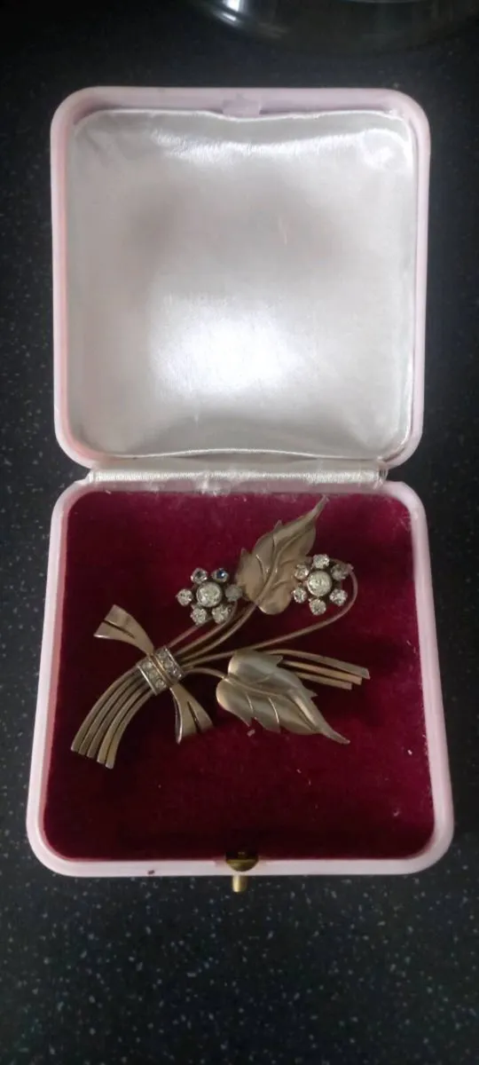 Beautiful Antique Broach with box - Image 1
