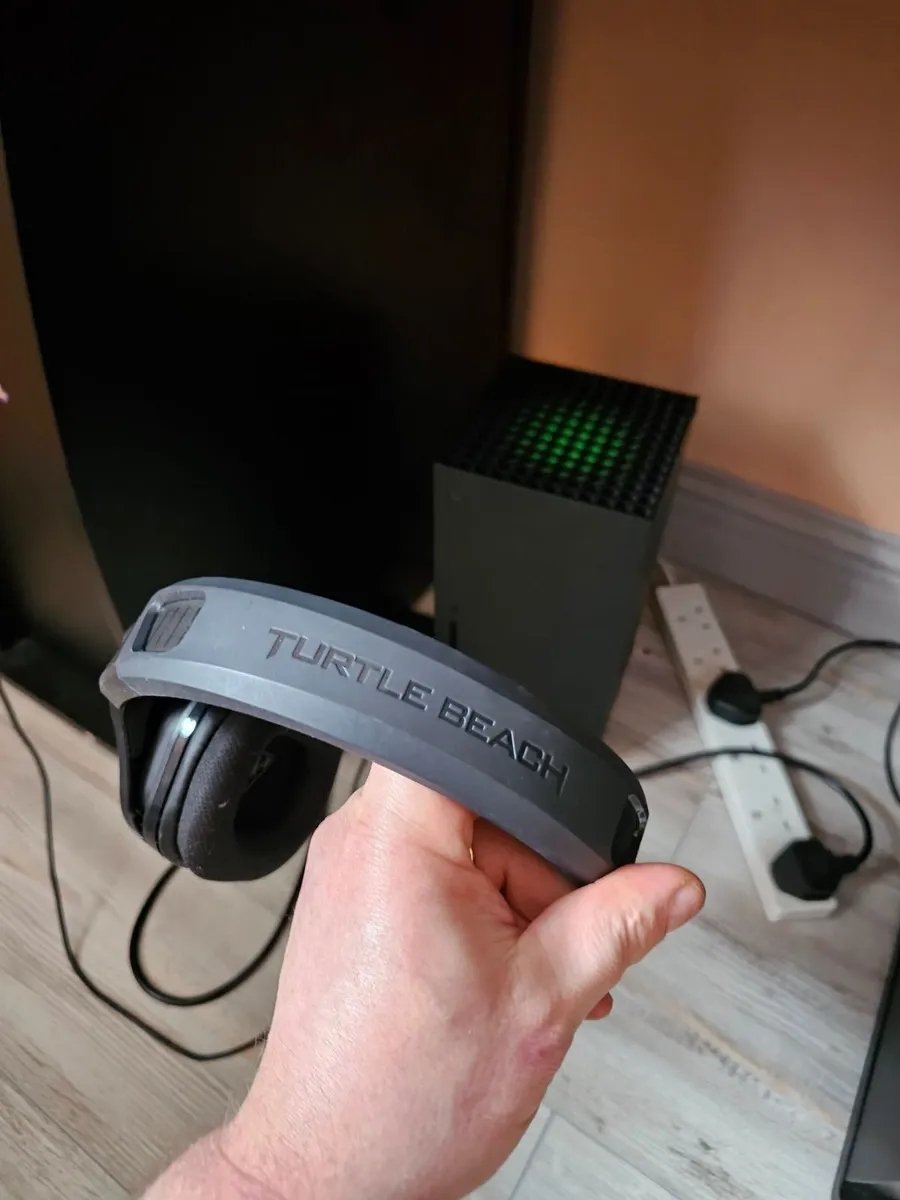 Xbox x 1tb and tv - Image 3