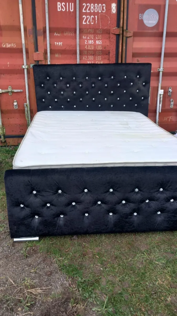 King size bed - Image 1