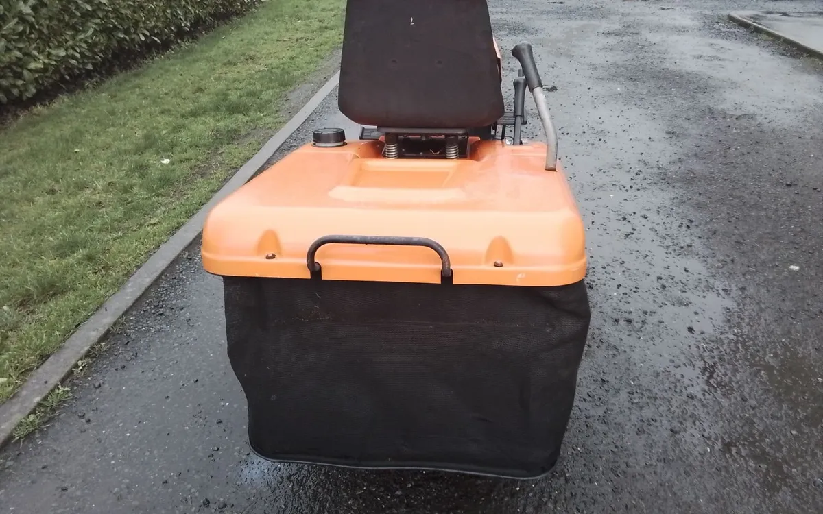 Ride on mower - Image 2