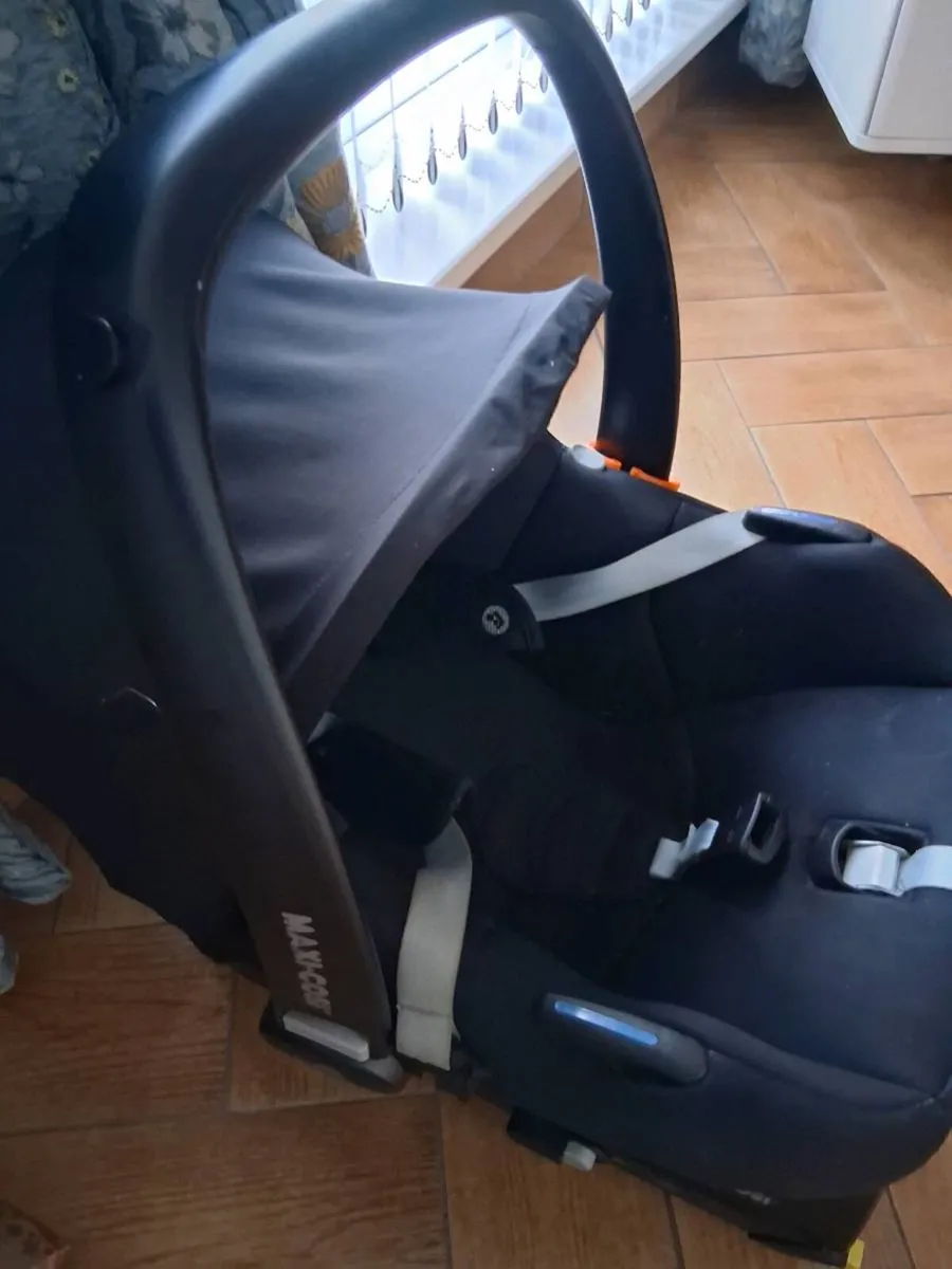 Car seat. - Image 1