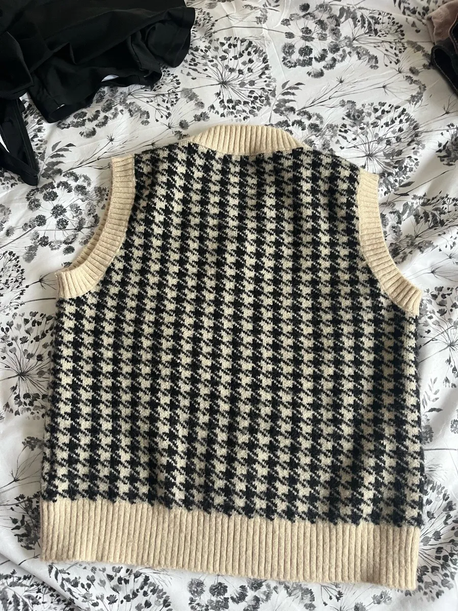 Knitted V neck sweater - Image 2