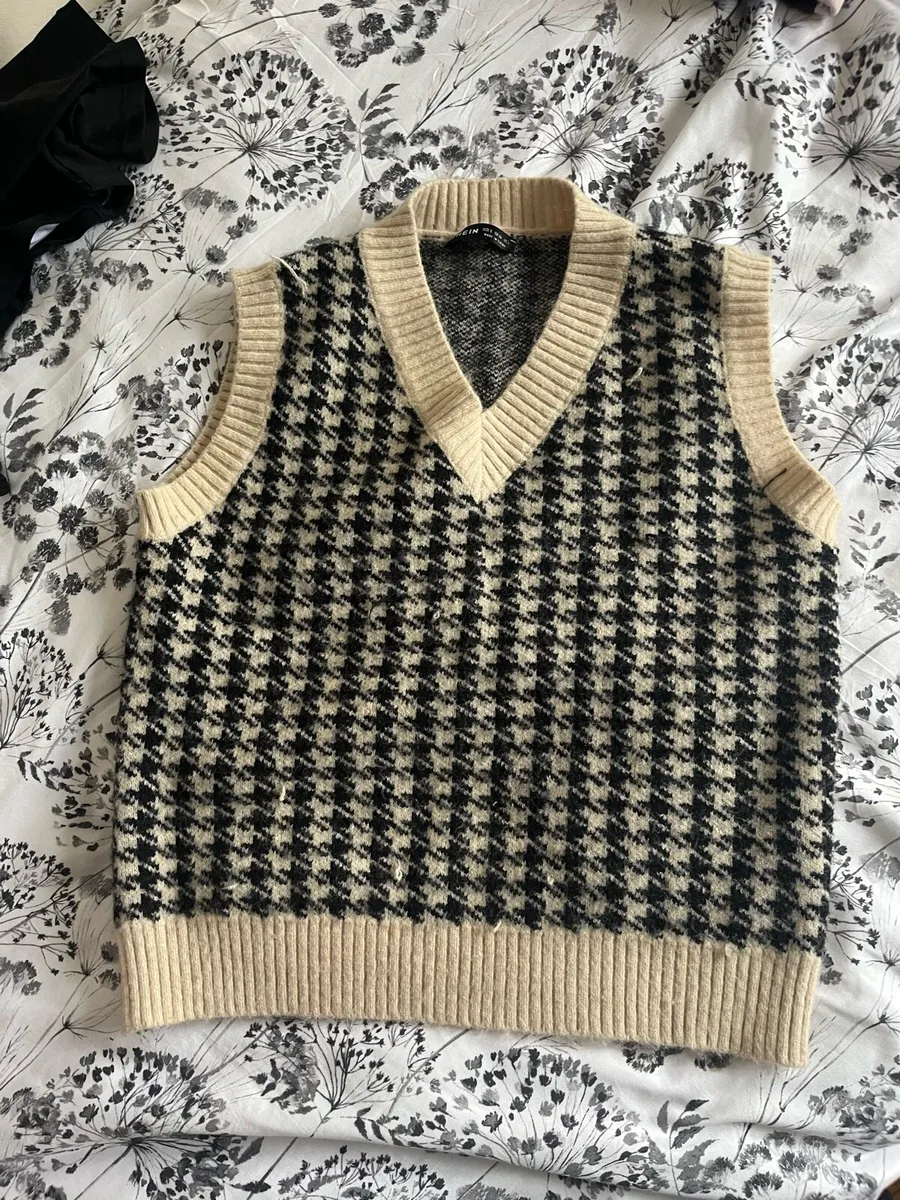 Knitted V neck sweater - Image 1