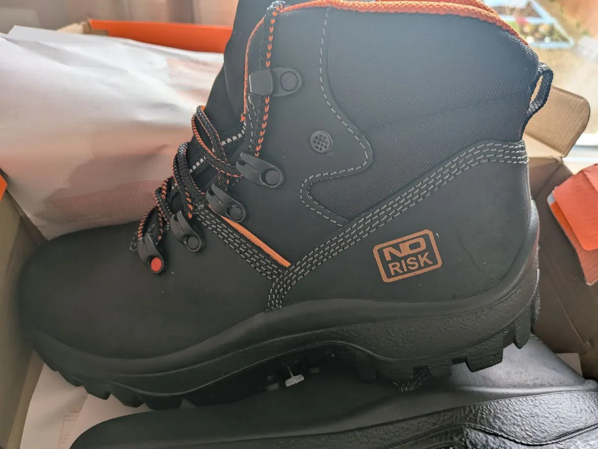 Safety boots - Image 1