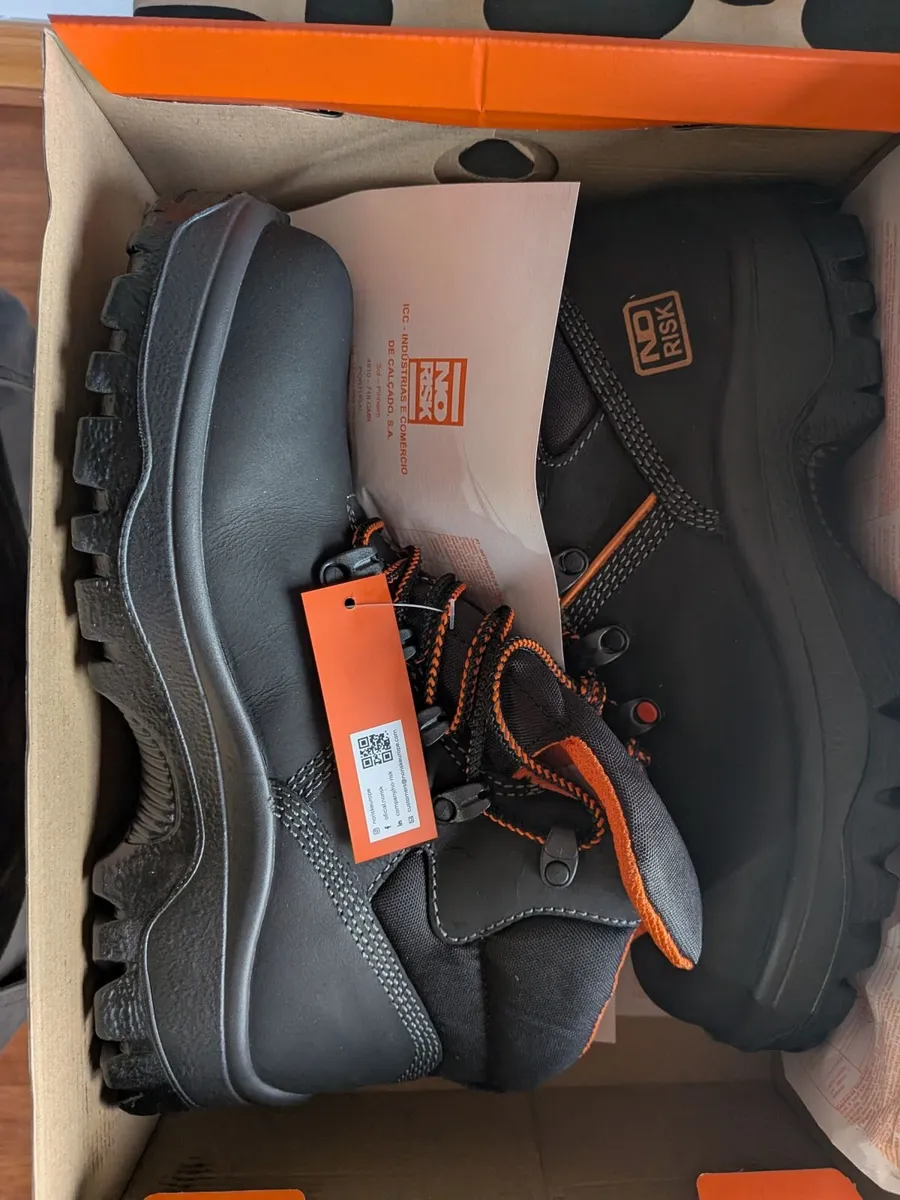 Safety boots - Image 2