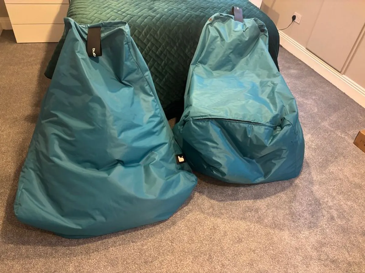2 Extreme Lounging bean bags - Image 1