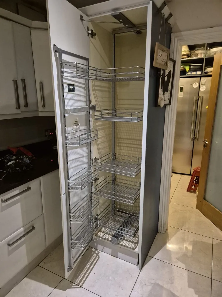 larder unit with shelf system