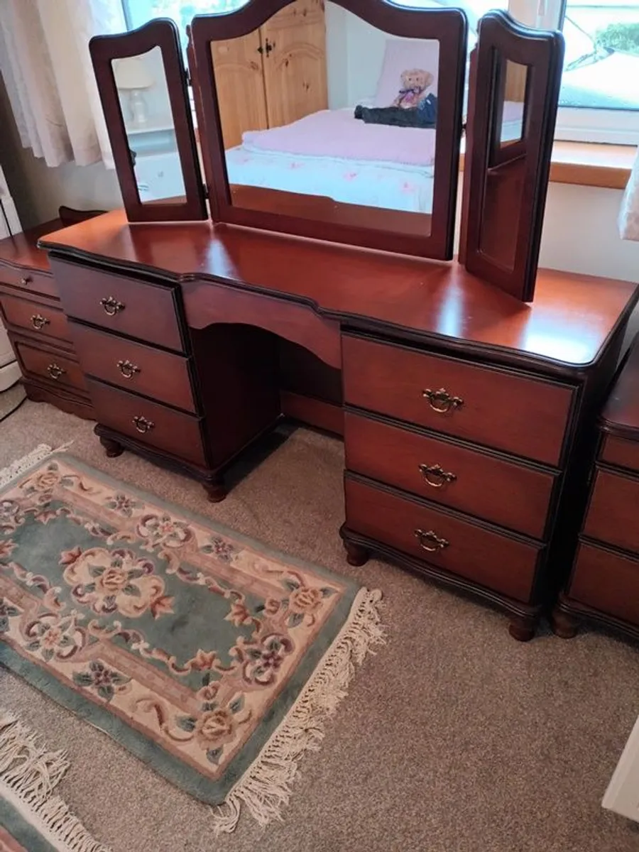 Good quality hallmark bedroom suite - Image 1