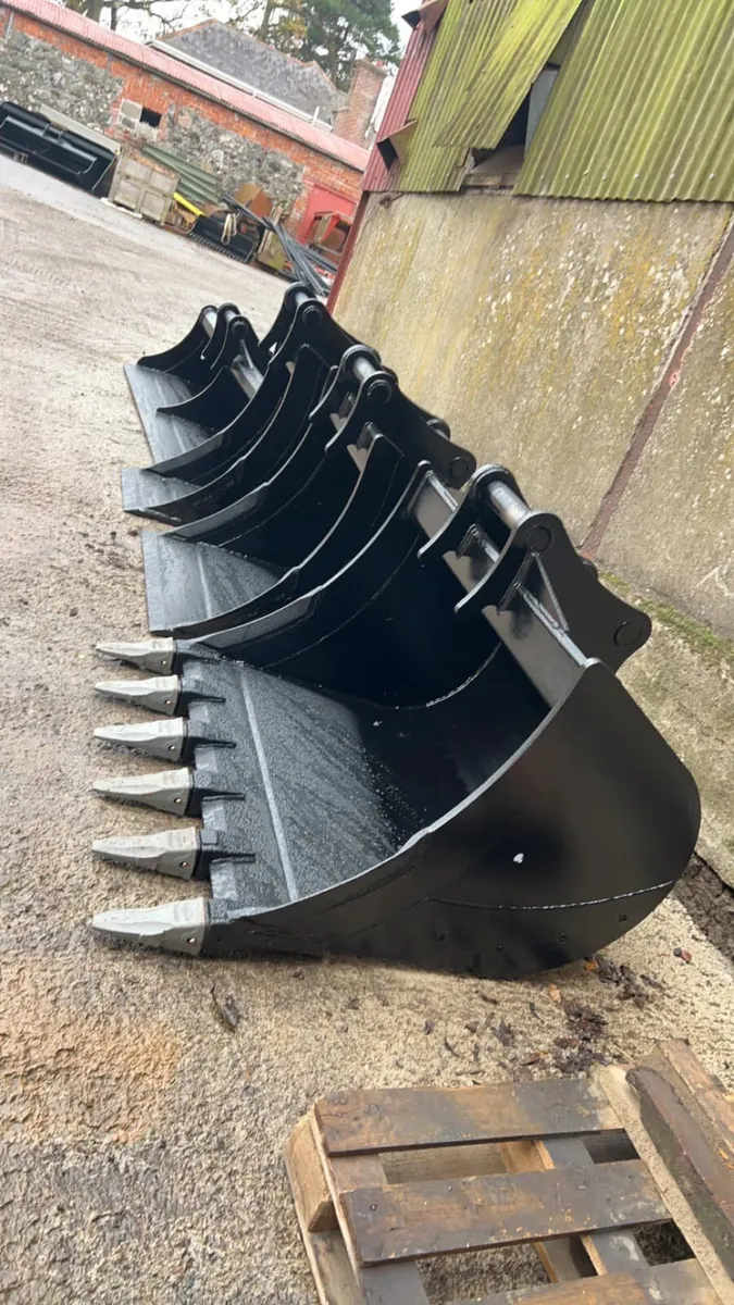 Digging & Gummy  buckets - Image 2