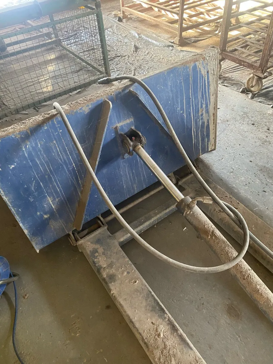 Tipping bucket for forklift - Image 1