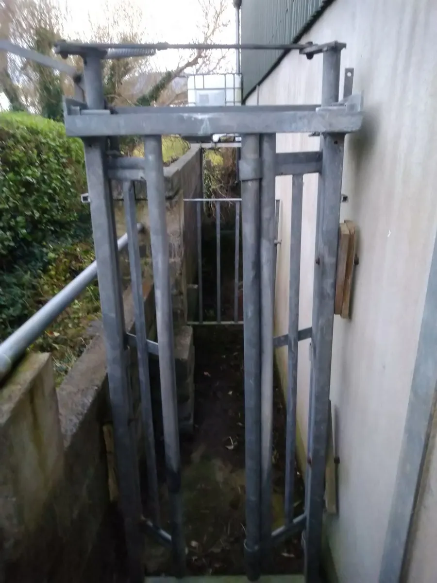 Semi automatic, crush Gate, heavy  duty steel galv