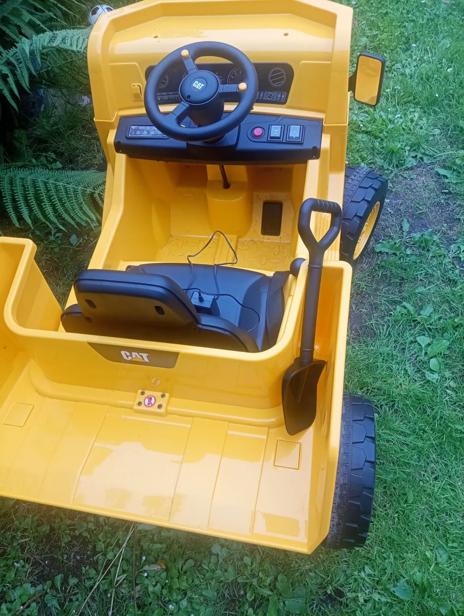 CAT Truck dumper.12 volt battery - Image 2