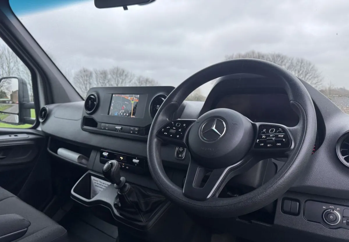 2021 Mercedes-Benz Sprinter Luton Box Van - Image 3