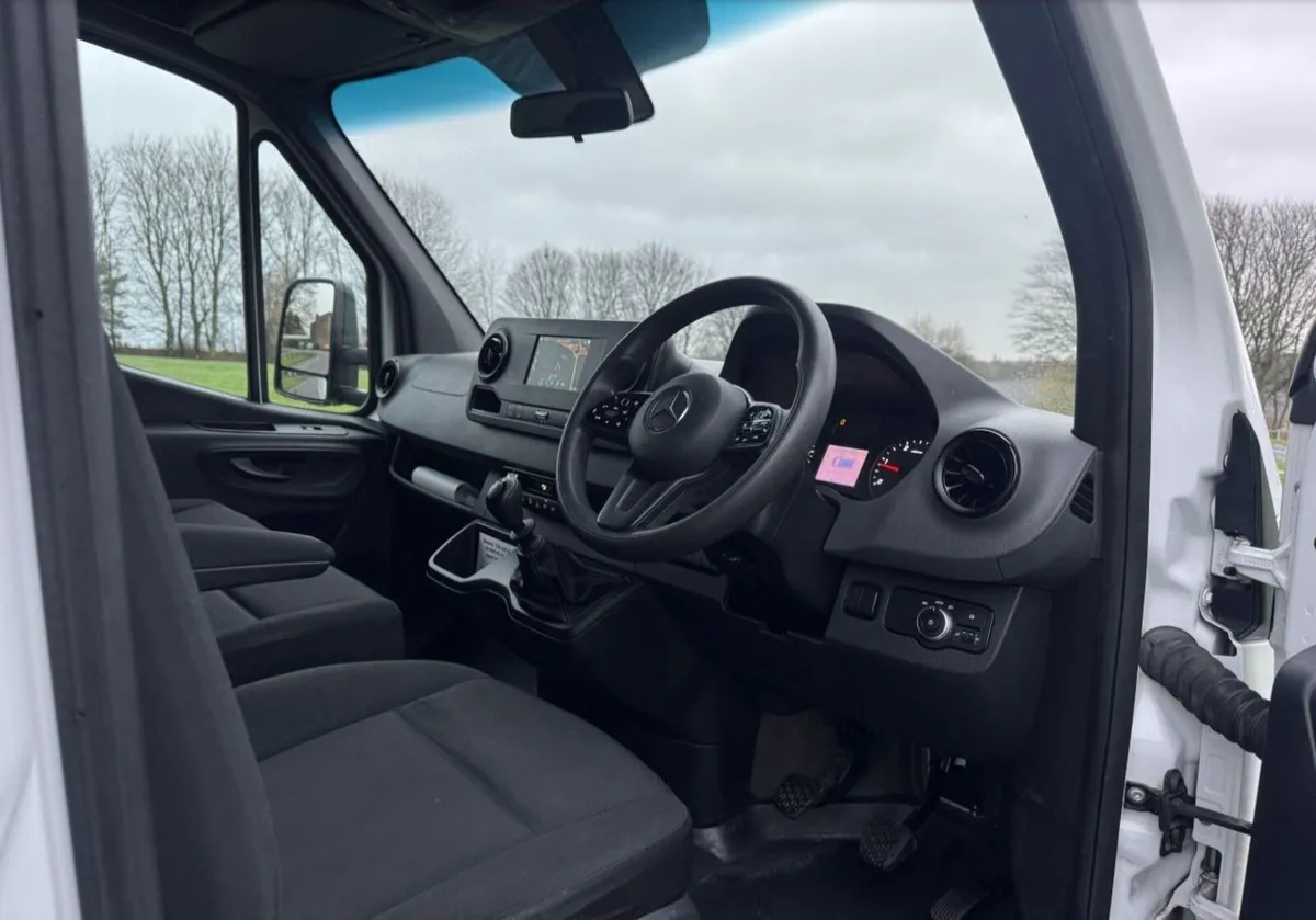 2021 Mercedes-Benz Sprinter Luton Box Van - Image 4