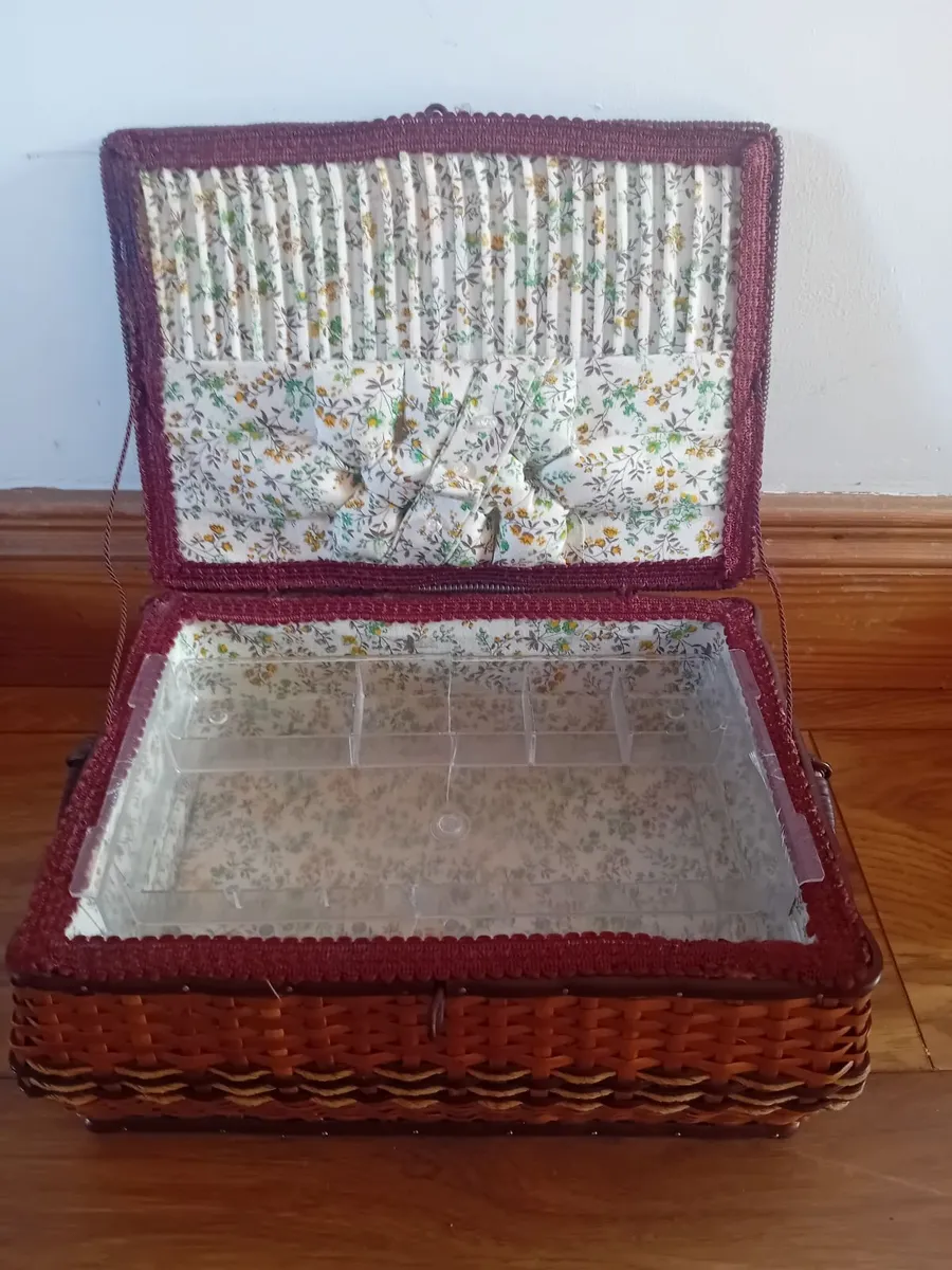 A sewing box - Image 2