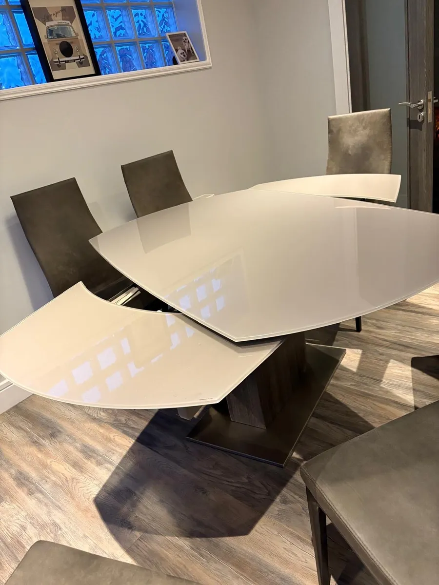 Dining table & 6 Chairs - Image 3