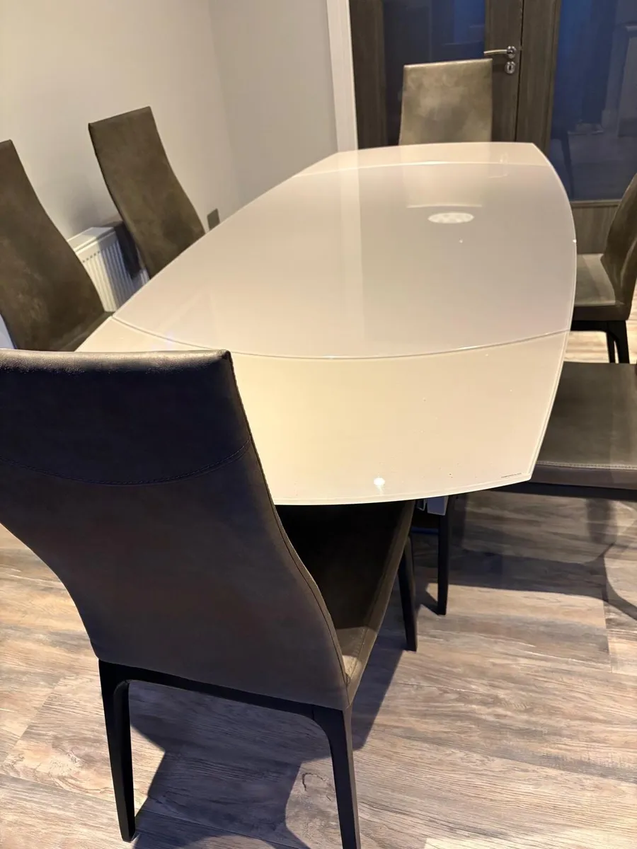 Dining table & 6 Chairs - Image 4